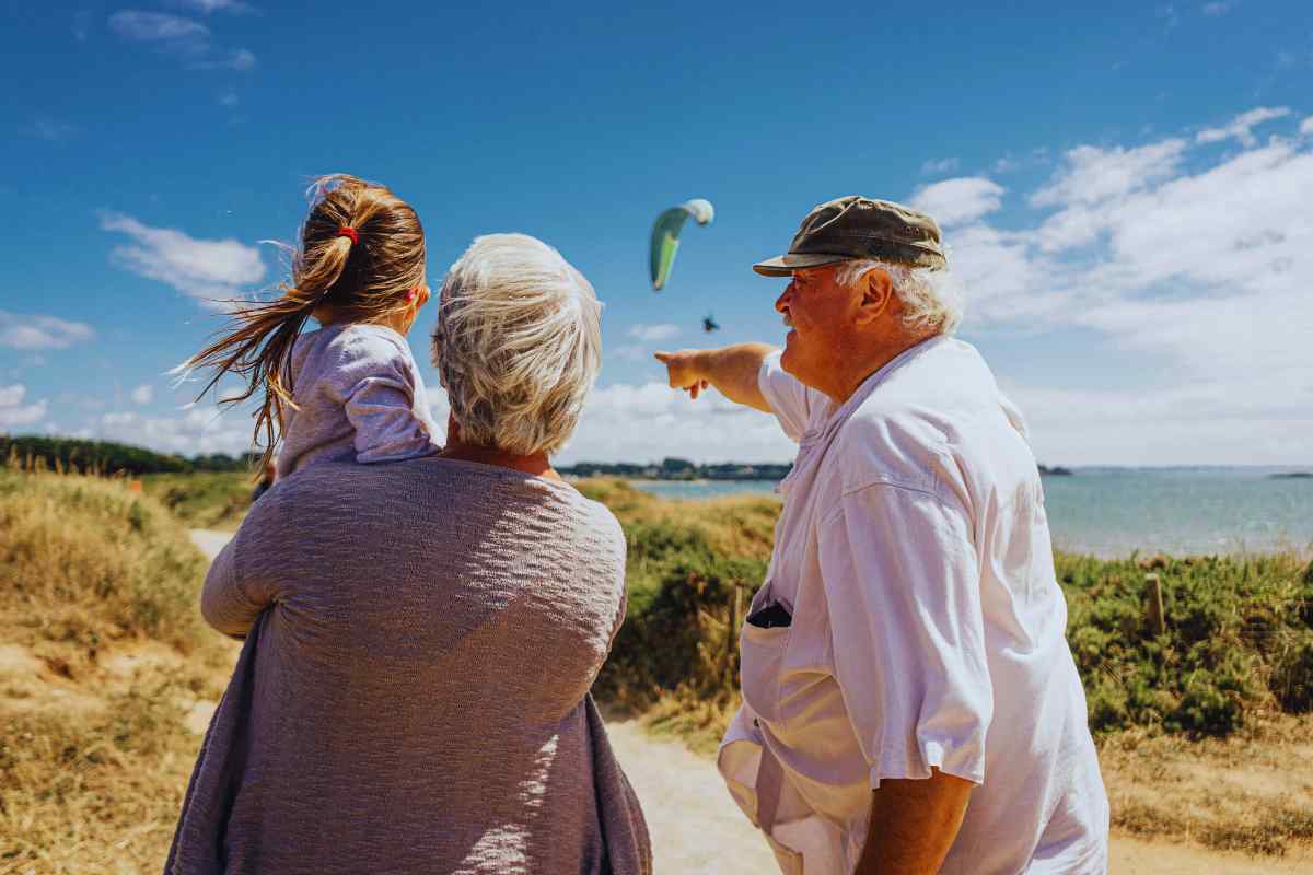 Residenza fittizia: il trucco che può costarti tutta la pensione. Ecco cosa rischia chi scappa "per finta"