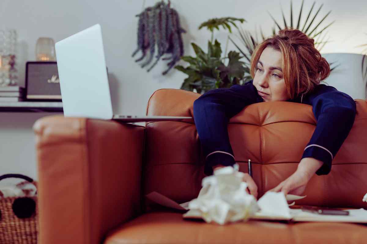 persona pigra sul divano